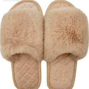 Women Fuzzy Slippers Size 7-8